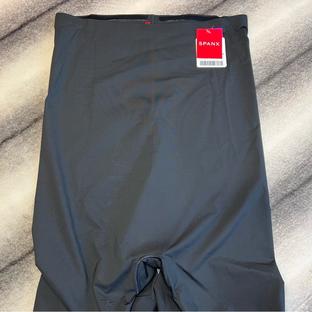 SPANX Thinstincts High Waisted Mid Thigh Short Very Black